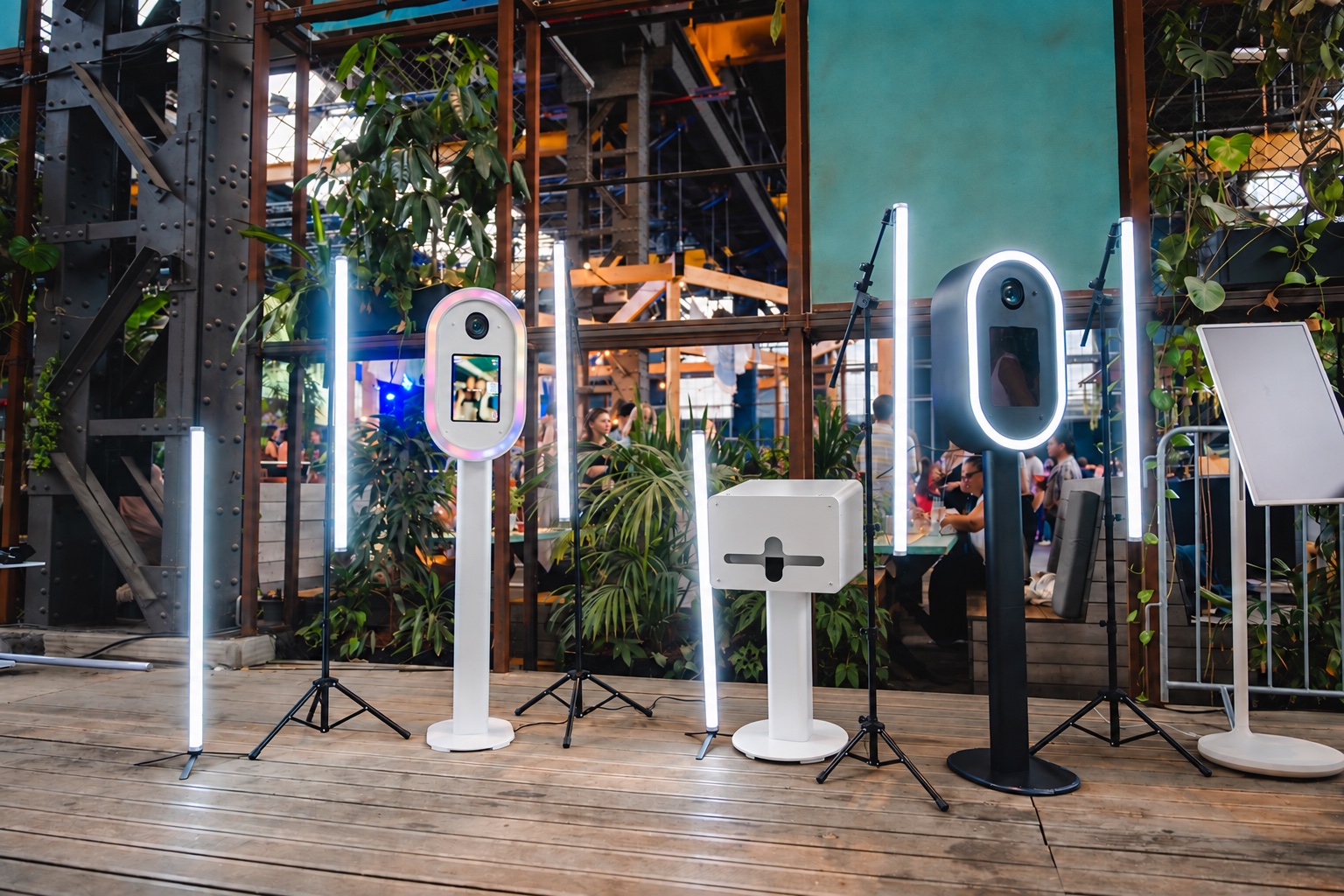 Aufbau der weißen und schwarzen Fotobox mit sichtbaren Kameralinsen und weißem Druckterminal beim WPP Media Sommerfest